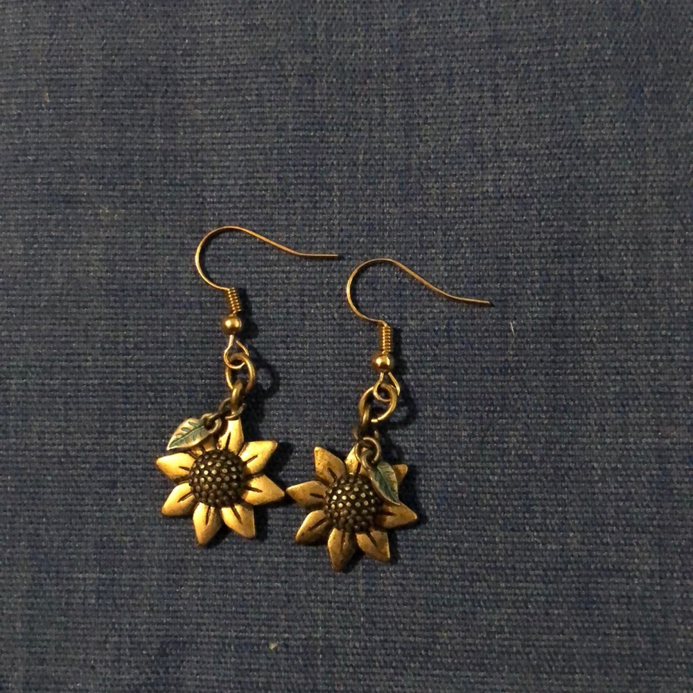 #024H Nickel free sunflower earrings
